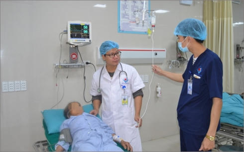 Bệnh nhân được theo dõi sau ca cấp cứu ngộ độc thuốc tê lidocain (Ảnh: Bệnh viện cung cấp)