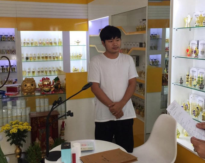 Trần Đông Ca, em ruột Trinh, bị Trinh lôi kéo trở thành mắt xích quan trọng trong hệ thống cờ bạc qua trang mạng m88gin.com.