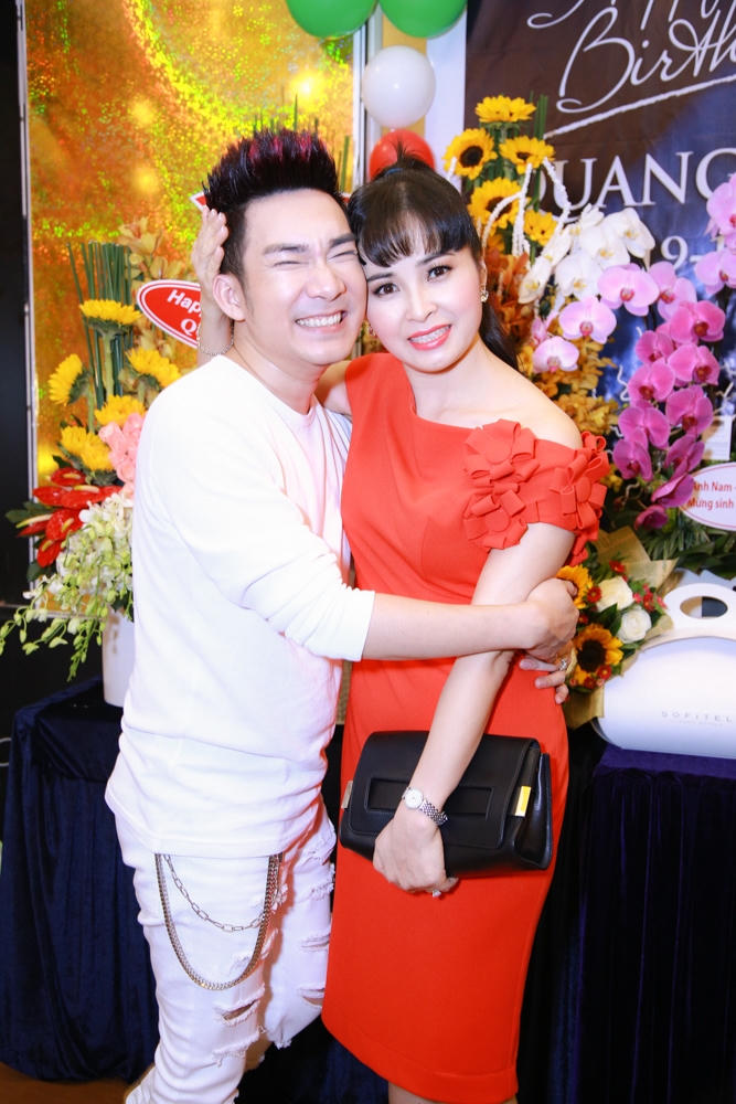 Ca sĩ Trang Nhung chúc mừng sinh nhật Quang Hà