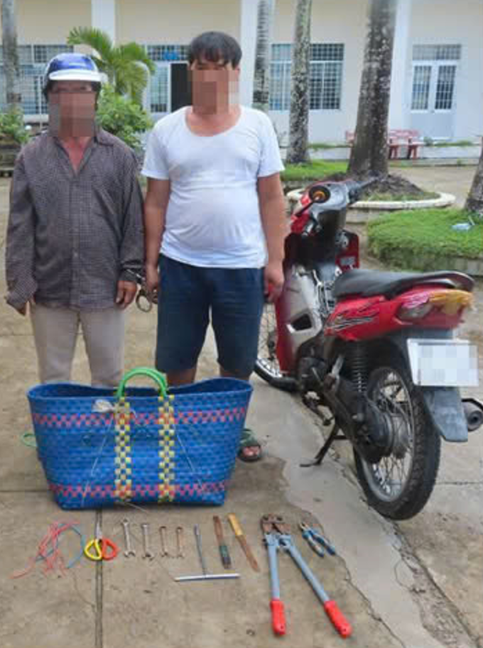 Hai đối tượng Phạm Văn Thái và Thái Hòa Vương cùng tang vật vụ án.