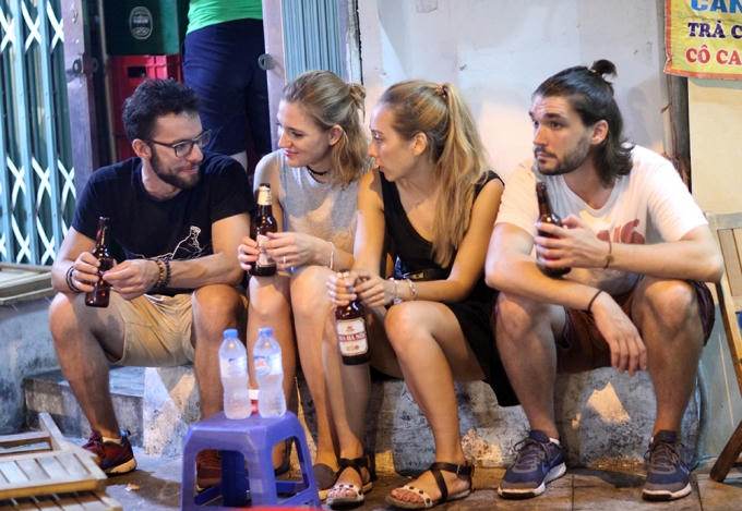 Nhóm du khách này khá phấn khích khi được chơi lâu hơn bình thường tại phố cổ.