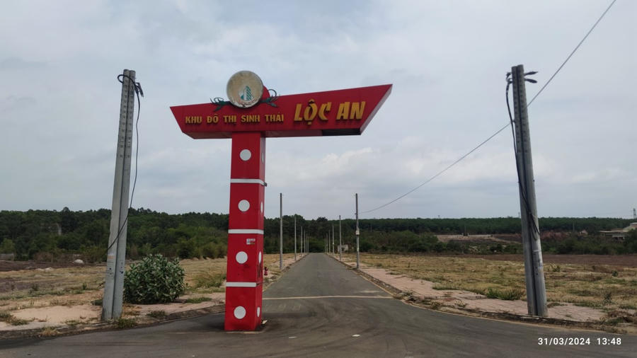 Ngay tại khu vực hồ thủy lợi Lộc An, xã Lộc An, Long Thành, hàng chục dự án phân lô lậu, tất cả nằm xúm xít với nhiều tên gọi mỹ miều: dự án sinh thái, trung tâm thương mại, nghỉ dưỡng…