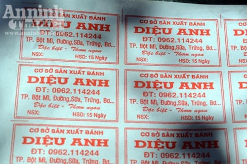 Vì không có giấy phép nên nhãn mác trên các bì đựng bánh chỉ ghi là cơ sở sản xuất Diệu Anh, còn địa chỉ ở đâu thì không ghi. Hạn sử dụng, chủ cơ sở tùy tiện ghi là 15 ngày chứ không dựa theo tiêu chí, quy định nào.