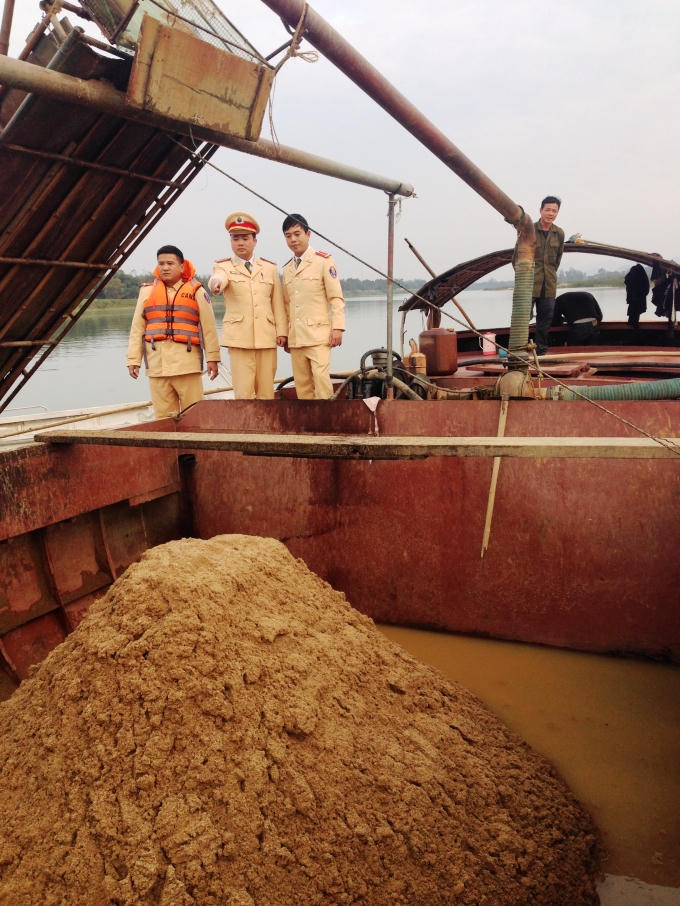 Phà cát của Phạm Quang Chính (trú quán xã Tùng Ảnh, huyện Đức Thọ, Hà Tĩnh) đang hút cát thì bị PC 68 áp sát bắt quả tang.