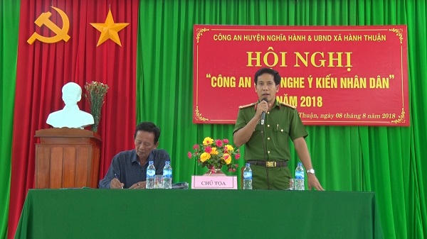 Công an lắng nghe ý kiến nhân dân.