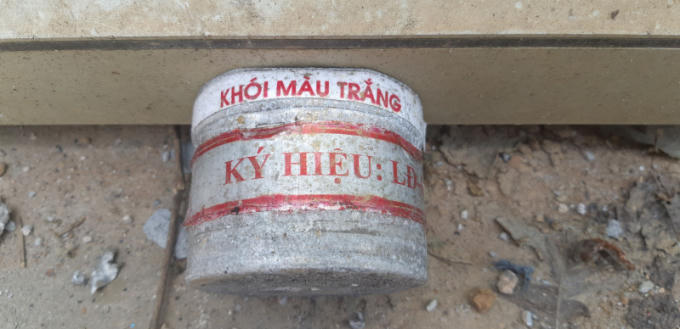 Một vỏ công cụ hỗ trợ trong trận đánh ma túy còn sót lại hiện trường.