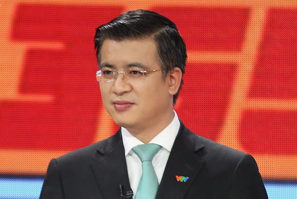 Quang Minh là gương mặt nam hiếm hoi duy nhất được lên bản tin thời sự 19h. Với gương mặt sáng, giọng đọc trầm ấm cùng phong cách lịch lãm, anh được công chúng yêu mến đặt cho biệt danh "soái ca VTV". Thông tin Quang Minh chuẩn bị kết hôn với nữ nhà văn Linh Lê khiến dân mạng quan tâm.
