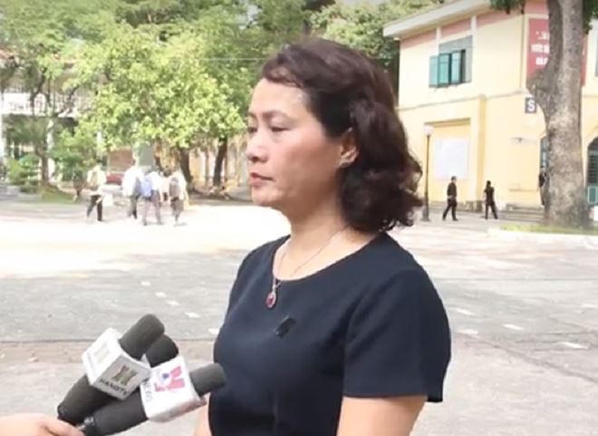 Bà Mai Anh trao đổi, Trường THPT Chu Văn An hứa sẽ làm tốt nhất những nhiệm vụ được giao và những lời căn dặn của cố Chủ tịch nước Trần Đại Quang để tỏ rõ tấm lòng tôn kính.