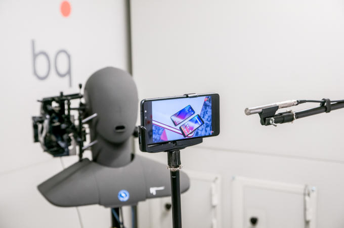 Âm thanh của loa ngoài điện thoại Vsmart khi chơi một video clip được thu lại bởi hệ thống thu âm chuẩn và sau đó so sánh lại với một hệ thống loa tham chiếu.