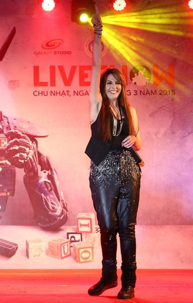 Chiếc quần baggy với họa tiết diêm dúa này có vẻ như đã "phản chủ" khi làm cho vòng 3 của Andreya trông phì nộn như cô Kim. Ảnh: internet.