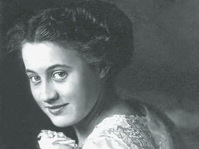 Nữ diễn viên Dorothy Gibson đã lên tàu Titanic và may mắn sống sót, về sau, cô xuất hiện trong bộ phim “Saved From the Titanic” (Cứu sống khỏi tàu Titanic).