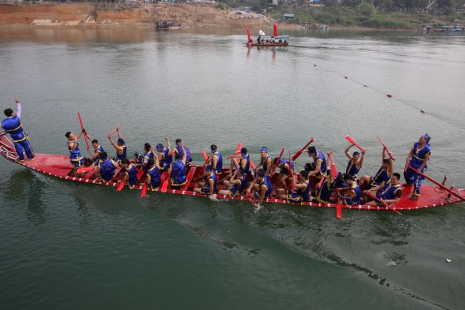 Các đội đua xuất phát, quyết tâm giành thắng lợi.