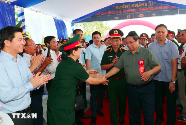 Thủ tướng Phạm Minh Chính và Đại tướng Phan Văn Giang cùng nhân dân địa phương tại lễ khánh thành cầu Phong Châu mới. (Ảnh: TTX).