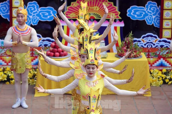 Ông Nguyễn Văn Hậu - Phó Chủ tịch UBND huyện Mỹ Đức, Trưởng Ban tổ chức lễ hội Chùa Hương nói cho biết, như mọi năm, năm 2020 Ban tổ chức lễ hội tiếp tục miễn phí vé thắng cảnh cho du khách trong 3 ngày (từ ngày 30 tháng Chạp năm 2019 và mồng 1, mồng 2 Tết Nguyên đán Canh Tý 2020). Ngày khai hội, nhiều tiết mục biểu diễn nghệ thuật mang đậm văn hóa truyền thống.