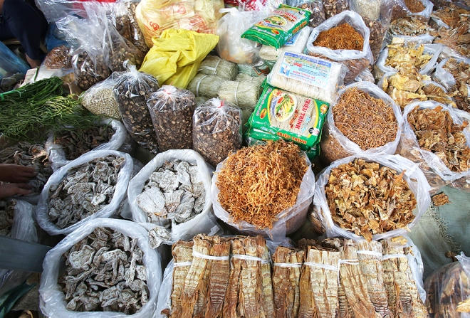 Khu bán đồ khô, mùi măng xen lẫn thoang thoảng mùi nấm hương khiến khách hàng cảm nhận không khí Tết ở rất gần.