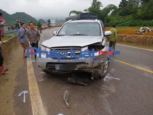 Chiếc xe ô tô con nhãn hiệu Huyndai màu bạc mang bị biến dạng sau khi gây tai nạn do lái xe không làm chủ tốc độ và lấn làn.