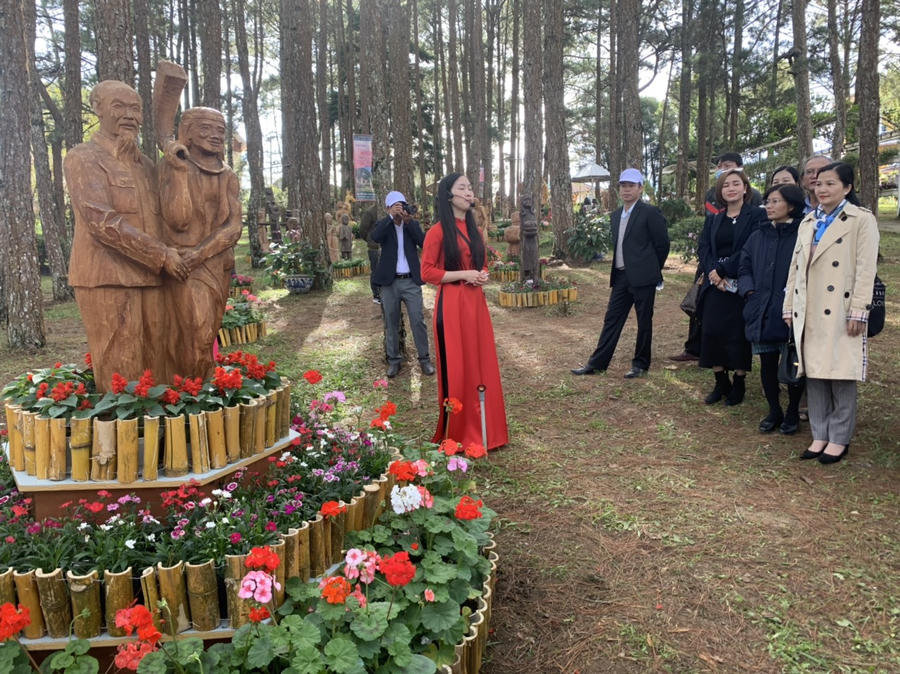 Nhân viên bảo tàng thuyết minh về bức tượng gỗ “Bác Hồ với Tây Nguyên”.