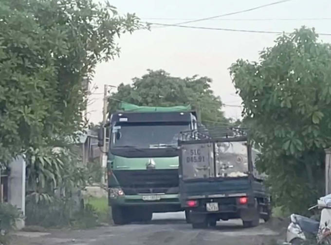 Đường chật hẹp, mỗi khi xe ben đi qua, các phương tiện các phải né tránh, dẫn đến kẹt xe cả con đường