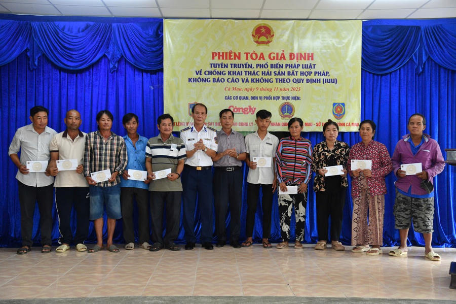 Đại diện BTL Vùng Cảnh sát biển 4 và lãnh đạo các đơn vị phối hợp trao quà; tặng Cờ Tổ quốc, ảnh Bác Hồ, túi thuốc y tế cho bà con ngư dân tại xã Khánh Lâm và phường Hiệp Thành.