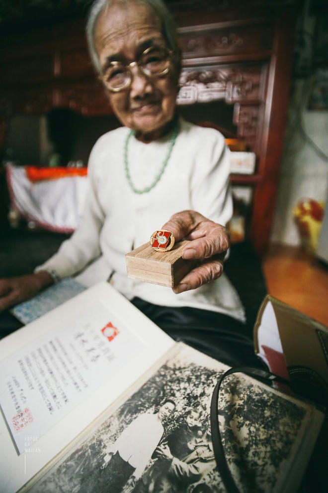 B&agrave;i học t&igrave;nh y&ecirc;u từ cụ b&agrave; 94 tuổi, chờ chồng 50 năm m&agrave; vẫn mỉm cười khi chồng trở về với người vợ mới