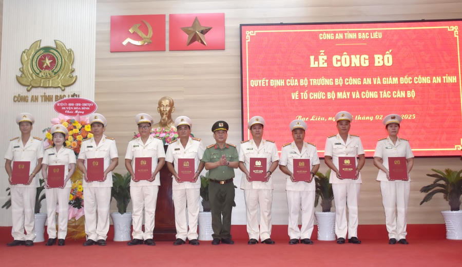 Đại tá Lê Thanh Hùng - Phó Giám đốc Công an tỉnh Bạc Liêu, trao Quyết định về công tác cán bộ.
