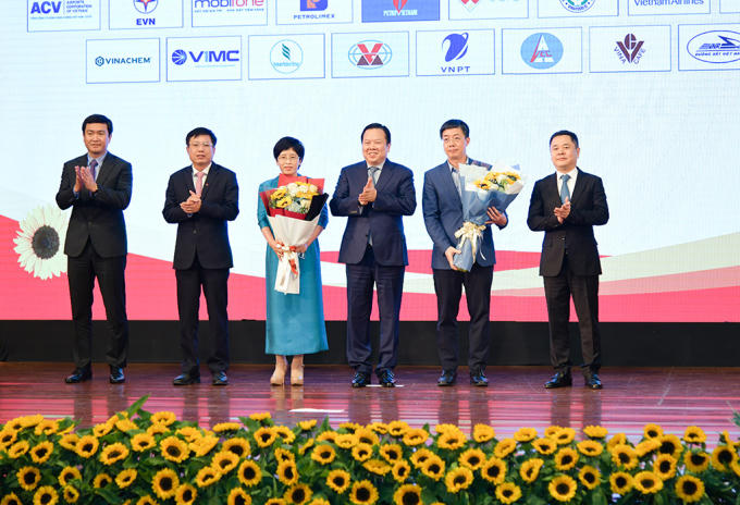Chủ tịch Nguyễn Hoàng Anh và lãnh đạo Ủy ban Quản lý vốn nhà nước tại doanh nghiệp tặng hoa chúc mừng và tri ân những đóng góp của đồng chí Nguyễn Thị Phú Hà - Phó Chủ nhiệm Ủy ban Tài chính Ngân sách của Quốc hội, nguyên Phó Chủ tịch Ủy ban và đồng chí Nguyễn Mạnh Hùng - Ủy viên Thường trực Ủy ban Kinh tế của Quốc hội, nguyên Phó Bí thư thường trực Đảng ủy Ủy ban