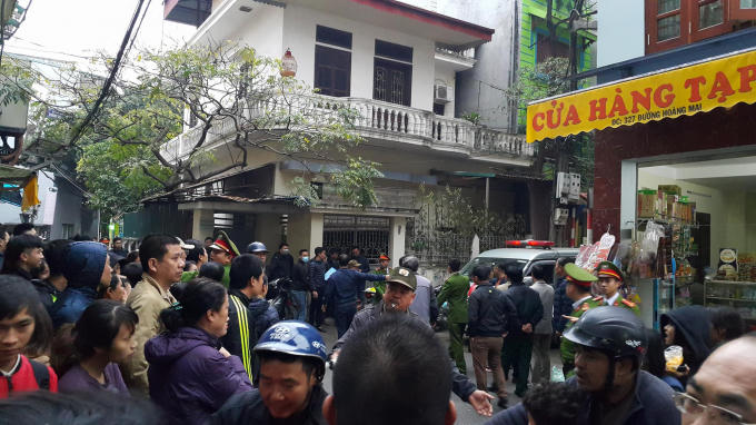 Có rất đông người dân có mặt nơi phát hiện thi thể trên.
