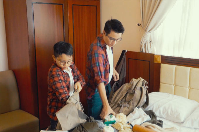 Hoàng Bách vất vả thuyết phục vợ đóng MV cùng con trai Tê Giác