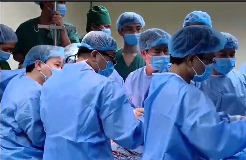 Ekip thực hiện phẫu thuật lấy tạng có sự tham gia của gần 120 y bác sĩ, điều dưỡng, kỹ thuật viên.