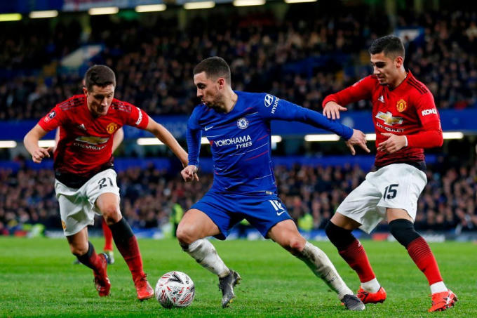 Hazard được các cầu thủ MU "chăm sóc" kỹ.