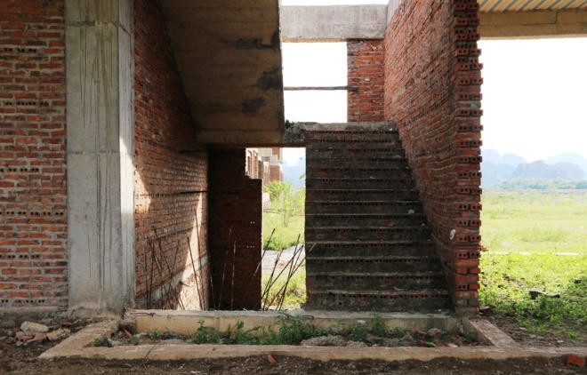 Ông Lê Xuân Giang, Hiệu trưởng Đại học Hoa Lư cho hay, vài năm gần đây số lượng sinh viên theo học giảm mạnh, mỗi năm trường chỉ tuyển được 300-500 chỉ tiêu. Số sinh viên ít nên ngôi trường hiện tại (Trường Đại học Hoa Lư cũ cách dự án mới 300 m) vẫn đảm bảo công tác giảng dạy.