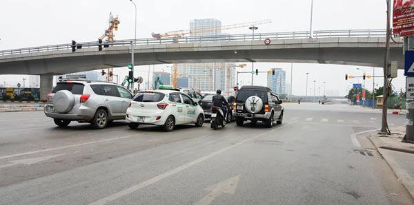 Cả người điều khiển ô tô và xe máy đều chủ động dừng đúng làn đường, chờ tín hiệu đèn giao thông chuyển sang màu xanh.