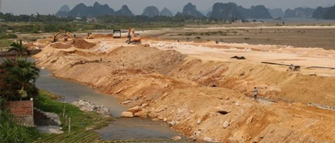 Người dân lo lắng ảnh hưởng đến cuộc sống mưu sinh khi triển khai Dự án Khu đô thị mới Đông Xá. Ảnh: Hoàng Long