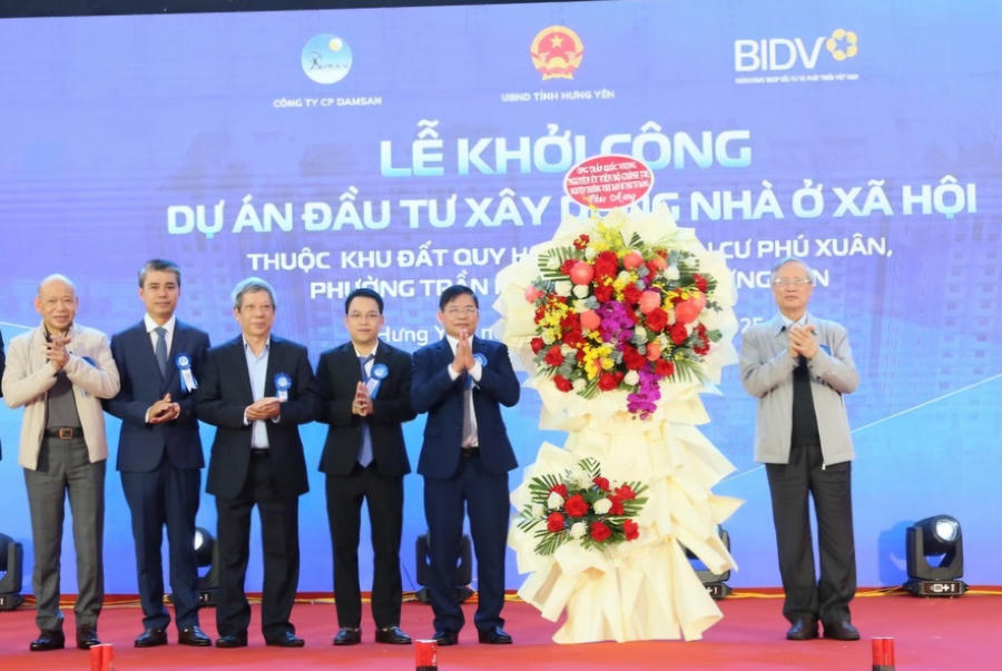 Ông Trần Quốc Vượng, nguyên Ủy viên Bộ Chính trị, nguyên Thường trực Ban Bí thư tặng hoa chúc mừng.