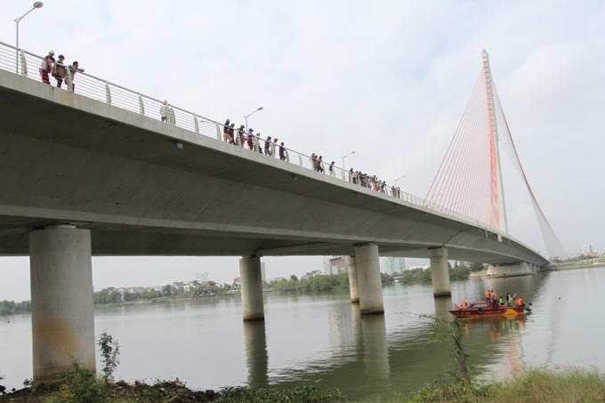 Sau khi gây án, Feng đã đến cầu Trần Thị Lý và vứt khẩu súng xuống sông.