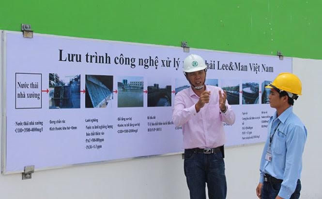 Đại diện của Lee &amp; Man giới thiệu hệ thống xử lý nước thải mà họ cho là “hiện đại nhất” tại Nhà máy giấy Lee &amp; Man, Hậu Giang – (Ảnh: Tiến Trình Báo Tuổi trẻ).