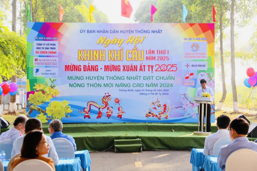 Toàn cảnh lễ khai mạc Ngày hội khinh khí cầu lần thứ I của huyện Thống Nhất.