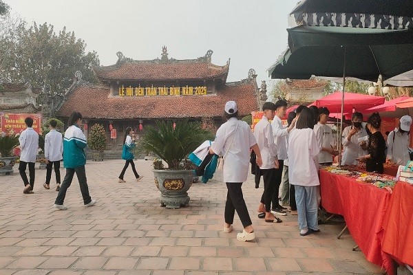 Các em học sinh tham quan, tìm hiểu về lịch sử văn hóa tại Đền Trần Thái Bình.