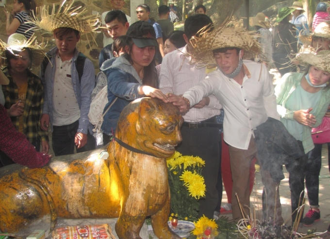 Chen nhau sờ lên đầu các tượng linh vật.