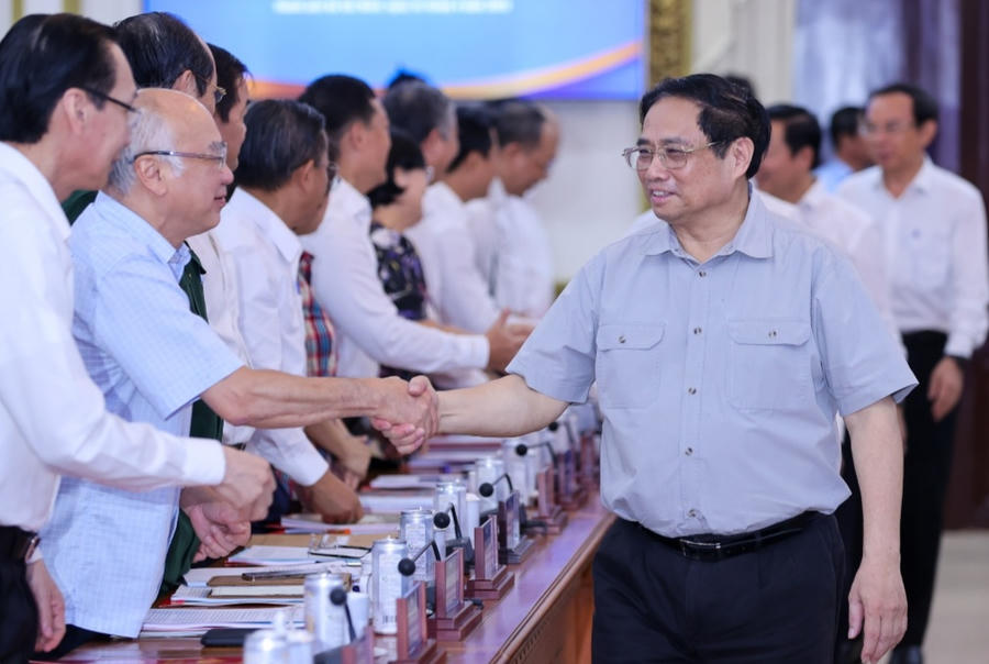 Thủ tướng Phạm Minh Chính chủ trì cuộc làm việc của Thường trực Chính phủ với Ban Thường vụ Thành ủy TPHCM sáng 16/4 - Ảnh: VGP/Nhật Bắc
