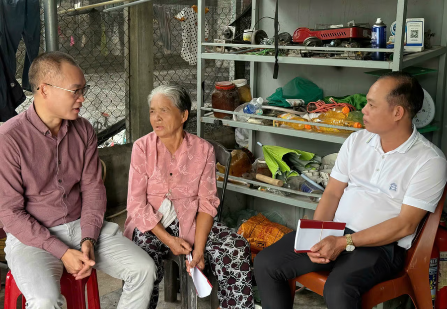 Trao quà cho bà Võ Thị Niên