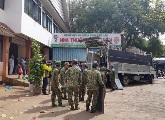 Khoảng 300 cán bộ, chiến sĩ bộ đội tham gia di dời bệnh viện.