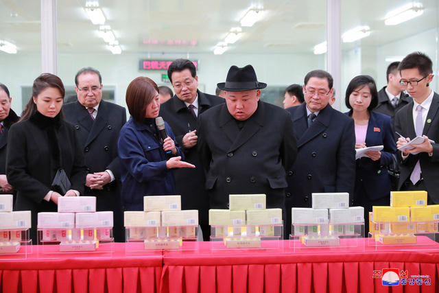 Ông Kim Jong-un và phu nhân tới thăm nhà máy dược phẩm Tong Ren Tang ở Bắc Kinh.