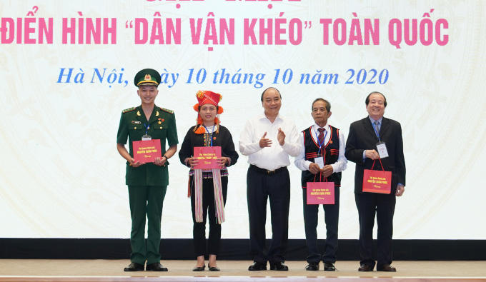 Thu tuong tang qua cho cac dai bieu tieu bieu