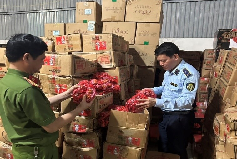 Lực lượng chức năng tiến hành kiểm tra, phát hiện và thu giữ số hàng hóa gồm xúc xích, cánh ga... không rõ nguồn gốc xuất xứ. Ảnh: Công an TP Hà Nội.