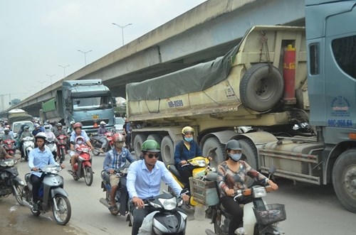 Đường Nguyễn Xiển hướng đi Linh Đàm bị ùn tắc.