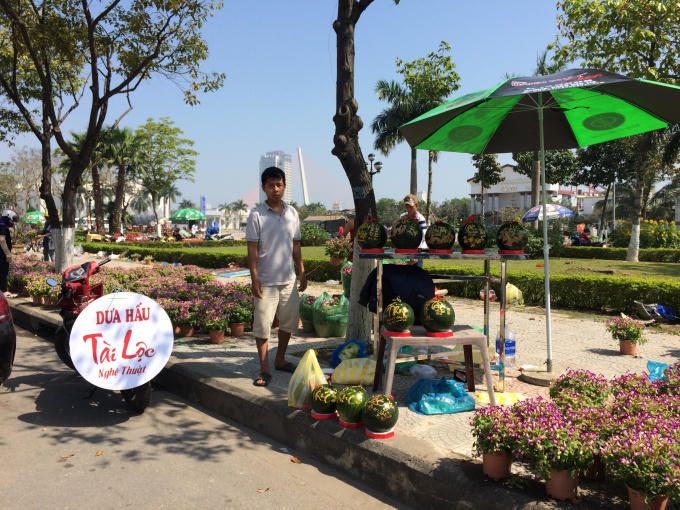 Các dịch vụ ăn theo ngày Tết như bán dưa hấu tài lộc cũng ăn nên làm ra trong thời điểm này.