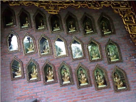 Bên ngoài hành lang đều được trang trí bằng các ô chứa các tượng Phật. Ảnh: Bảo Yến.