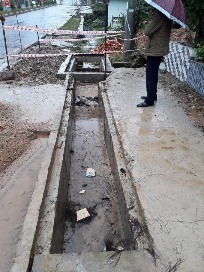 Nắp cống không được che chắn.