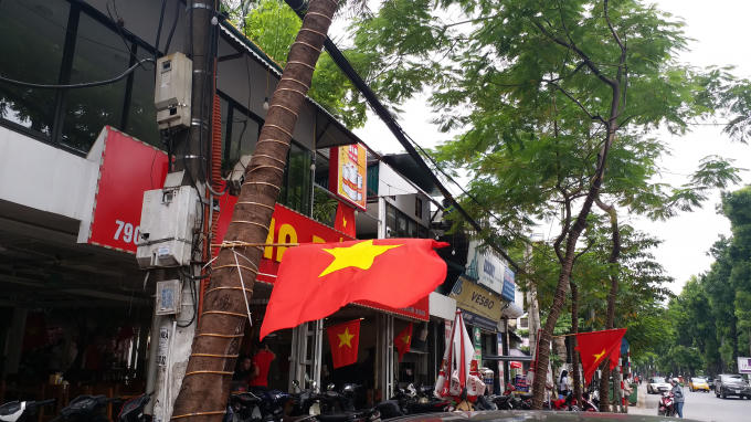 Một của hàng bia trên đường Láng được trang hoàng.